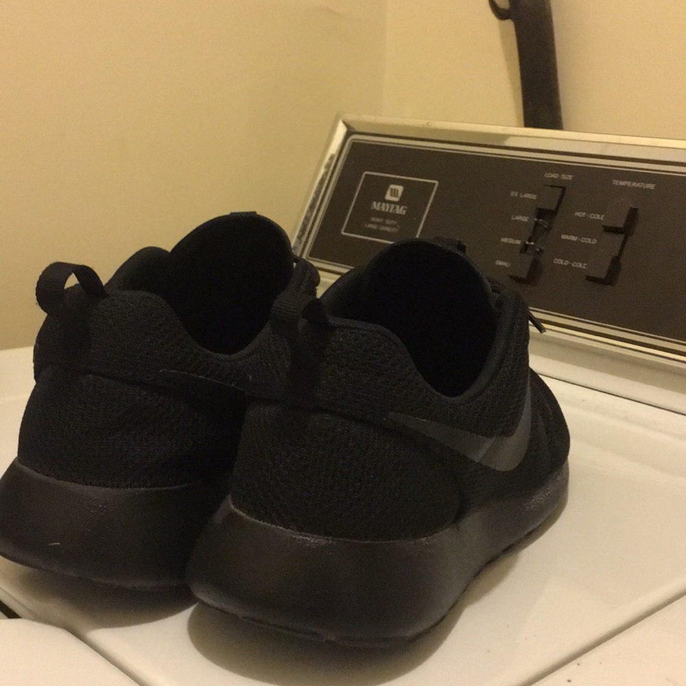 all black roshes